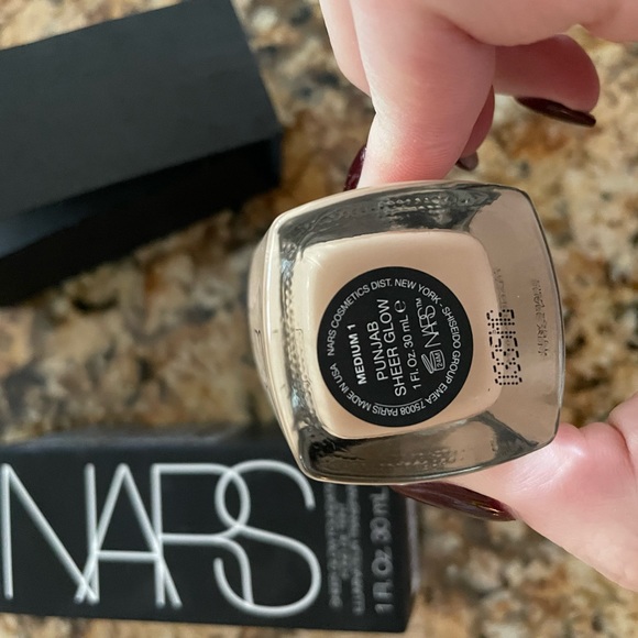 NARS Sheer Glow Foundation - Picture 3 of 7